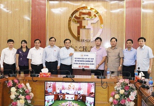 ĐBQH đơn vị bầu cử số 7 và Tập đoàn Điện lực Việt Nam trao tặng 2 tỷ đồng tới Quỹ Vì người nghèo huyện Chương Mỹ